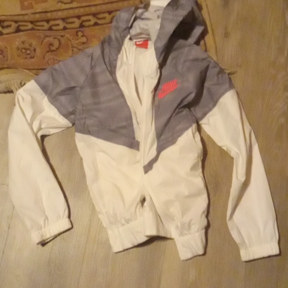 Nike kids medium spring jacket - Picture 2 of 6
